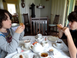Goûter dans la maison Ashus